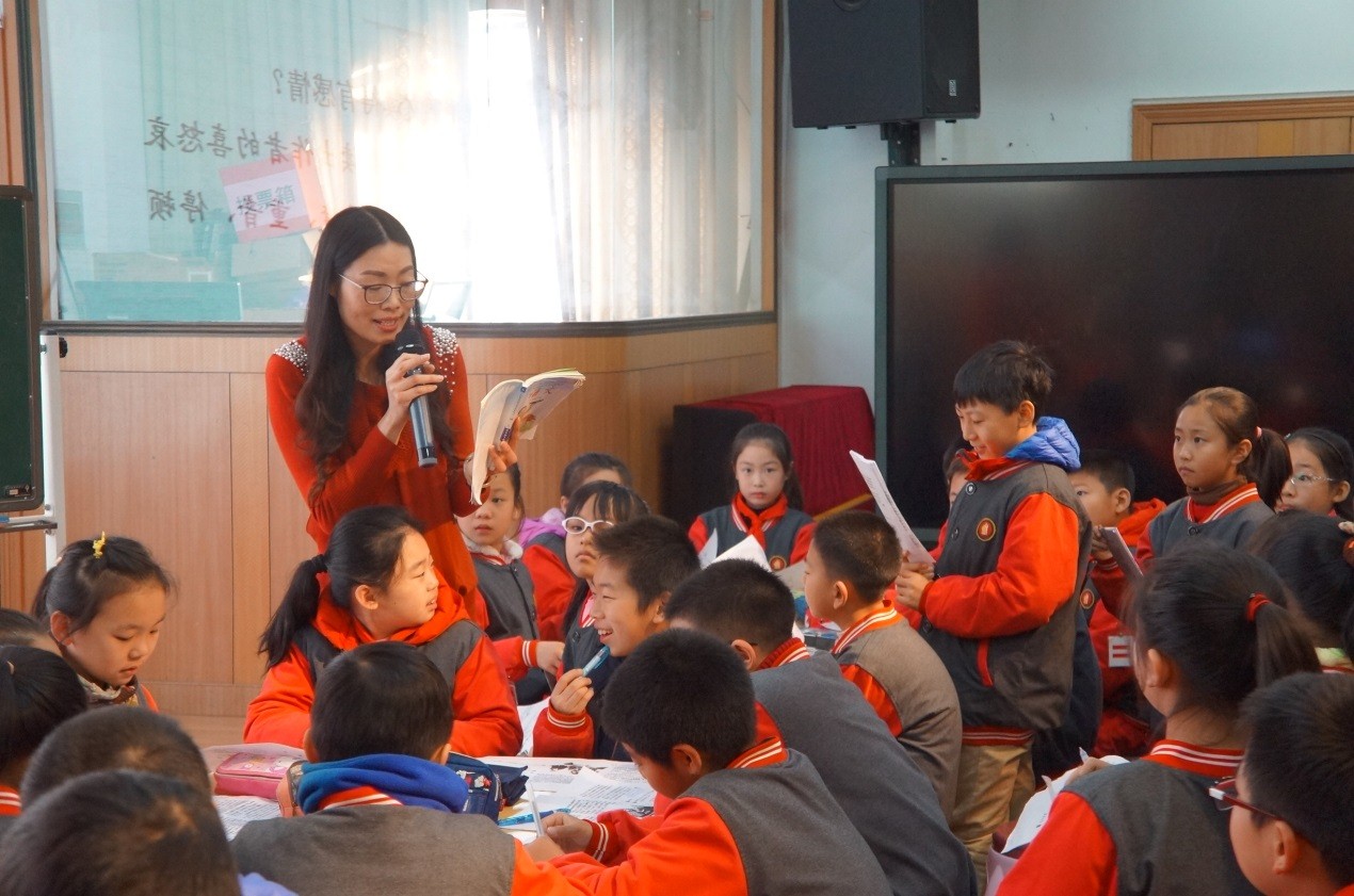 China elementary school teacher Zheng Wei was invited to go to Chongqing to do education informatiza